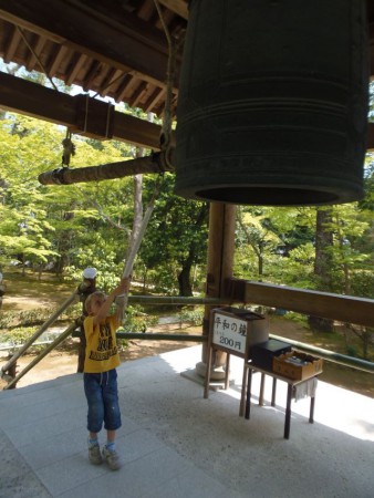 Egy kongatás 200 jen, de megérte! :)